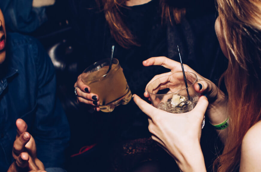 FAME - Straussengasse 14 | Freunde beim Cocktail trinken